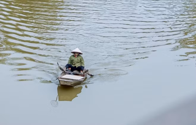 Hình ảnh "người lạ mặt" với chiếc vợt trên thuyền.