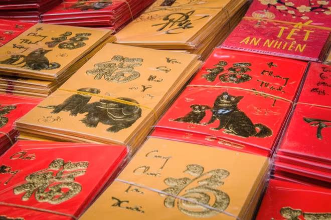 Bao lì xì cho năm mới được bày bán khá nhiều tại đây với mức khá tương đối dễ chịu từ 5.000 cho tới 25.000, 30.000 đồng tùy loại và kích cỡ.
