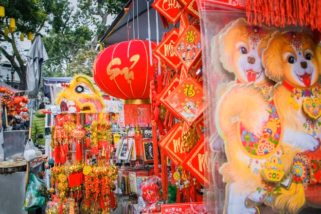 Sắc đỏ rực rỡ cả một góc phố Hàng Mã với những đèn lồng đỏ, những câu đối đỏ được nhiều người tìm mua.