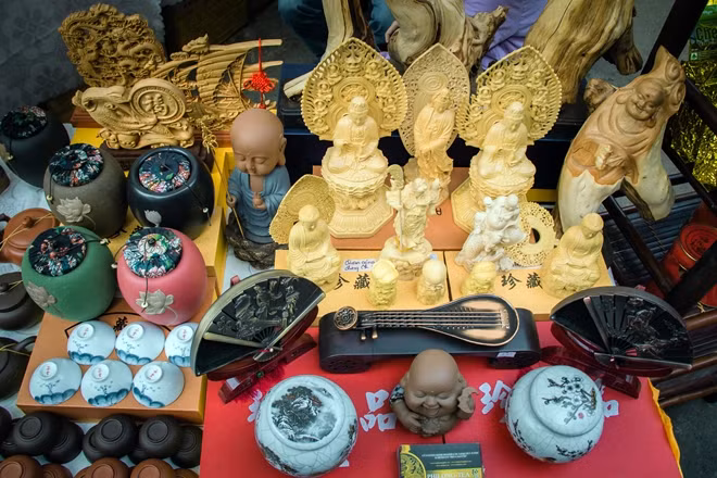 Tại chợ hoa Hàng Lược, rất nhiều người tìm tới đây để mua những món đồ cổ, giả cố, đồ cúng lễ rồi đồ phong thủy cho gia đình mình trong ngày Tết sắp tới.