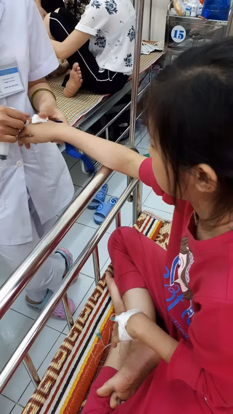 10 năm chống chọi với bệnh tật, Vân Nhi đã quen với kim tiêm.