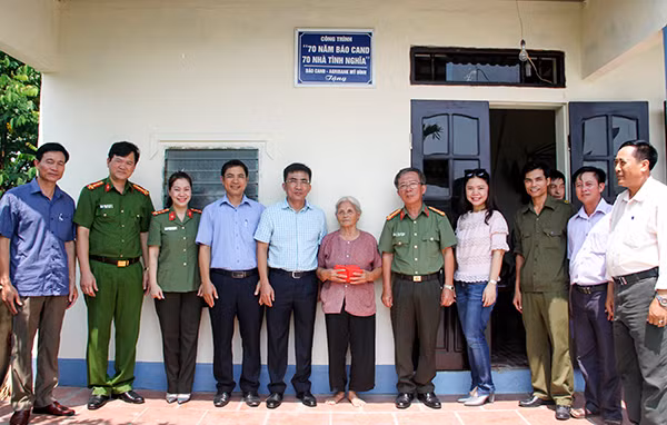 Đại tá Đặng Văn Lân, Phó Tổng biên tập Báo CAND và đại diện Ngân hàng Agribank chi nhánh Mỹ Đình, lãnh đạo huyện Kim Sơn gắn biển nhà tình nghĩa cho gia đình liệt sĩ Công an Trương Văn Lãm.