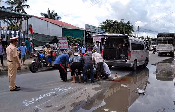 Nạn nhân được đưa đi khỏi hiện trường sau vụ tai nạn
