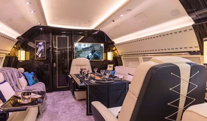 Với khoảng 74m2 mặt sàn, chiếc Boeing 737 nay trở thành một ngôi nhà thực sự trên không trung. "Ngôi nhà bay" có đầy đủ các tiện nghi, đảm bảo có các khách quý có thể tận hưởng chuyến du lịch dài ngày nhưng vẫn đảm bảo sinh hoạt được bình thường và khẳng định một đẳng cấp khác biệt.