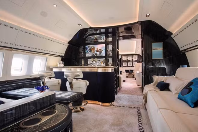 Thay cho chức năng chuyên chở hành khách ban đầu, hãng Winch Design đã thiết kế lại chiếc Boeing 737 một không gian thoải mái, tiện nghi với các thiết bị nội thất cao cấp nhằm hướng tới khách hàng là những doanh nhân thành đạt. Trong ảnh là khu vực phòng khách của chủ nhân chiếc BBJ-1.
