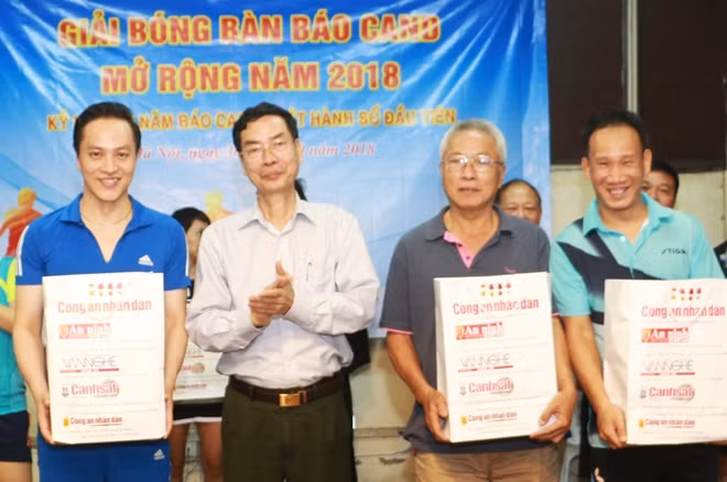 Ban tổ chức trao giải nhất cho các VĐV tham dự giải bóng bàn Báo CAND mở rộng năm 2018