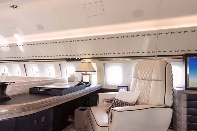 Máy bay BBJ-1 có thể bay hơn 11.400 km không ngừng nghỉ, với tốc độ lên đến 869km/h. Tổng chi phí đầu tư cho chiếc máy bay phản lực này rơi vào khoảng 90 triệu USD.
