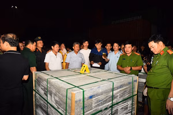40 gói Methamphetamine giấu trong các tấm đá hoa cương