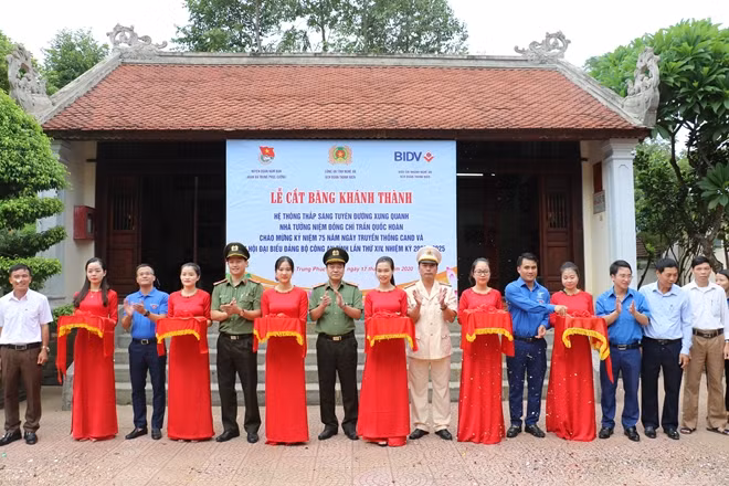 Các đại biểu cắt băng khánh thành hệ thống thắp sáng tuyến đường xung quanh nhà tưởng niệm đồng chí cố Bộ trưởng Bộ Công an, Trần Quốc Hoàn.