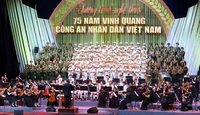 Dàn đại hợp xướng, dàn nhạc giao hưởng lớn biểu diễn dưới sự chỉ huy của nhạc trưởng Honna Tetsuji.