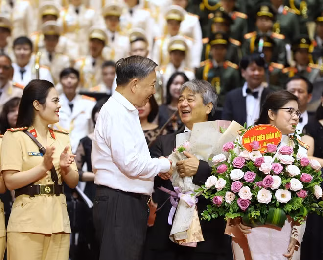 Đại tướng Tô Lâm, Ủy viên Bộ Chính trị, Bộ trưởng Bộ Công an tặng hoa và cảm ơn nhạc trưởng Honna Tetsuji.
