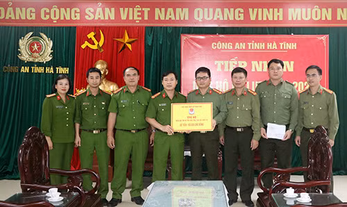 Học viện CSND ủng hộ 100 triệu đồng cho Công an Hà Tĩnh Học viện CSND ủng hộ 100 triệu đồng cho Công an Hà Tĩnh