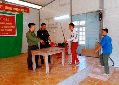 Người dân giao nộp súng tự chế các loại