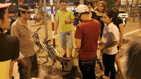 Xe đạp của bé gái bị tài xế ô tô tông phải. Ảnh: Phạm Quang Khánh.