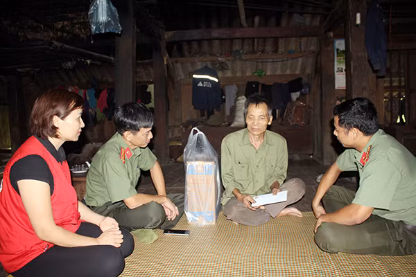 Đoàn thanh niên Công an tỉnh Hòa Bình tặng quà gia đình chính sách có hoàn cảnh khó khăn tại xã Trung Thành.
