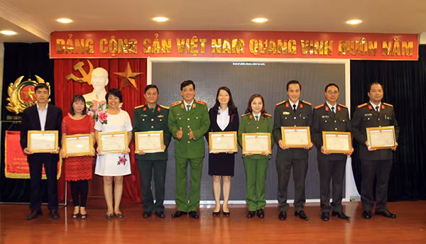 Thiếu tướng Đoàn Việt Mạnh, Cục trưởng Cục Cảnh sát PCCC trao Giấy khen tặng các cá nhân