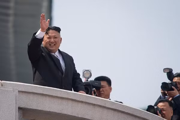 Lãnh đạo Triều Tiên Kim Jong-Un vẫy tay từ ban công Đại học đường Nhân dân, thư viện trung ương ở trung tâm thủ đô Bình Nhưỡng sau lễ duyệt binh. Ảnh: AFP