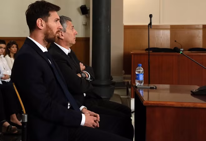 Messi và cha trong phiên tòa xét xử tội trốn thuế.