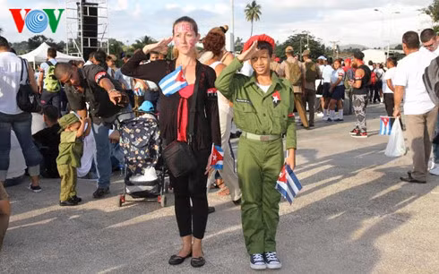 Người dân Cuba trong lễ truy điệu Fidel Castro tại Santiago de Cuba.