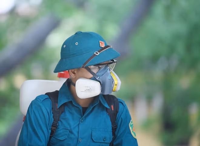 Nhân viên phun khử khuẩn trường THPT Phan Đình Phùng sáng nay.