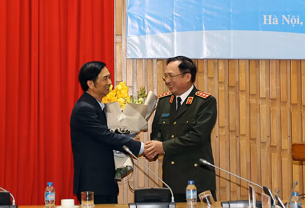 Thứ trưởng Nguyễn Văn Thành cảm ơn và tặng hoa nguyên Thứ trưởng Đặng Văn Hiếu, người tiền nhiệm phụ trách chỉ đạo Ban và công tác nữ trong CAND Thứ trưởng Nguyễn Văn Thành cảm ơn và tặng hoa nguyên Thứ trưởng Đặng Văn Hiếu, người tiền nhiệm phụ trách chỉ đạo Ban và công tác nữ trong CAND