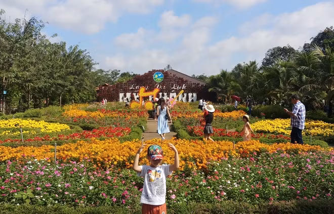Đông đảo du khách đến thăm quan Khu du lịch Mỹ Khánh (huyện Phong Điền, TP Cần Thơ).