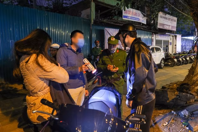 Với hầu hết người vi phạm, khi bị lực lượng cảnh sát dừng xe kiểm tra đều có những nguyên nhân gần hệt như nhau: "Nhà gần nên không mang theo", "Để quên ở nhà", "Sợ mất nên không mang theo người mà chụp lại trong điện thoại"...