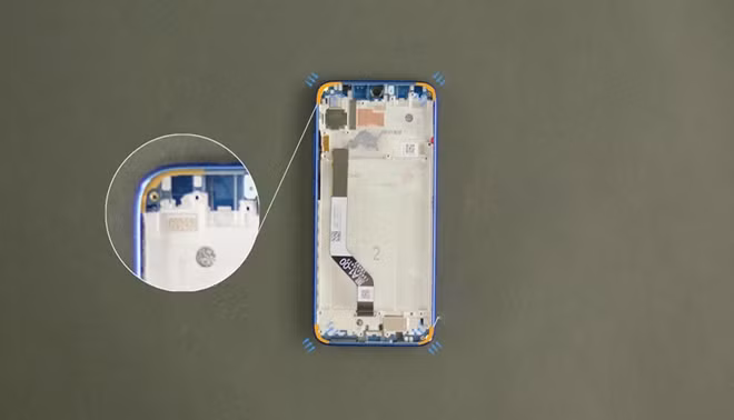 Tất cả linh kiện sau khi được tháo ra khỏi máy, chúng ta có thể nhận thấy Xiaomi trang bị cả gioăng cao su ở 4 góc máy để tăng cường khả năng chống nước. Tuy không có thông số cụ thể nhưng với các chuyên gia nhận định Redmi Note 7 đủ sức vượt qua những trường hợp dính nước nhẹ.