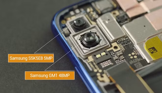 Bộ đôi camera chính của Redmi Note 7 nằm trên bảng mạch chính in PCB của máy. Trong đó camera chính với độ phân giải lên đến 48 megapixel và khẩu độ f/1.8, đi kèm với camera thứ 2 độ phân giải 5 megapixel để ghi nhận độ sâu trường ảnh và tạo hiệu ứng chụp ảnh xóa phông hay hiệu ứng bokeh.