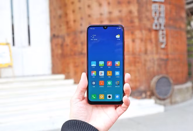 Ra mắt vào những ngày đầu năm 2019, chiếc smartphone bình dân Redmi Note 7 tới từ Xiaomi nhanh chóng tạo được cảm tình đối với đông đảo người dùng di động trên thế giới với những ấn tượng về cấu hình phần cứng mạnh mẽ, thiết kế đẹp, camera "khủng" lên tới 48MP mà còn có mức giá rẻ chỉ khoảng 3,4 triệu đồng. Và như thường lệ, mỗi sản phẩm smartphone sau khi trình làng lại trong đó có Redmi Note 7 lại trở thành đối tượng "phẫu thuật" của các chuyên gia công nghệ.
