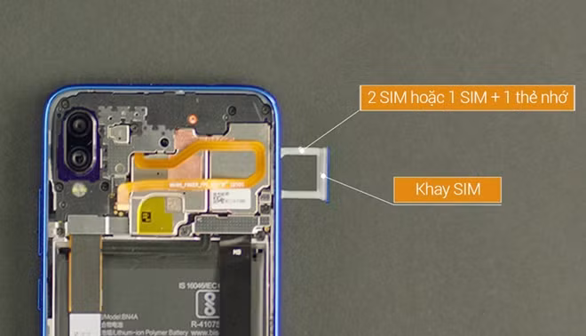 Khay nanoSIM của máy cho phép người tùy chọn sử dụng 2 SIM hoặc 1 SIM và 1 thẻ nhớ để mở rộng bố nhớ theo yêu cầu.