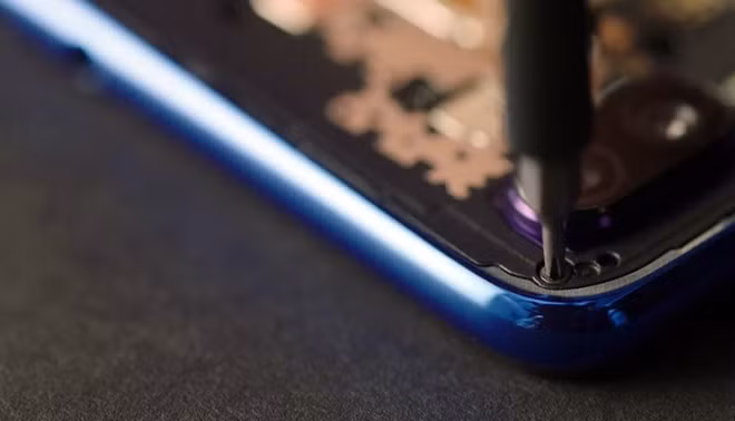 Việc tháo chiếc Redmi Note 7 cũng được lưu ý là phải thật cẩn thận, nhất là không được bỏ xót bất cứ con ốc nào trong quá trình.