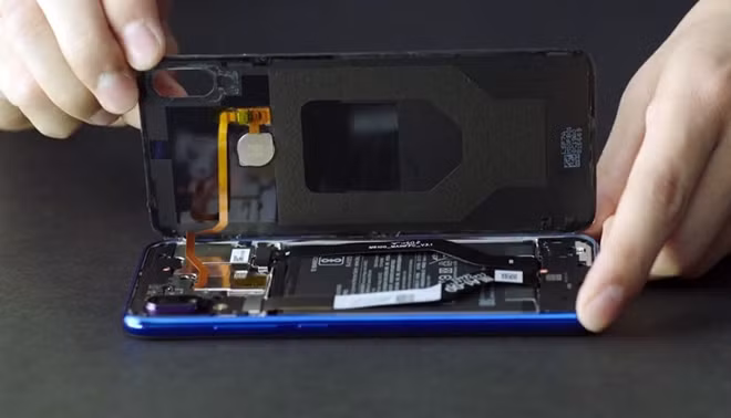 Cũng giống như hầu hết các mẫu smartphone hiện nay, việc mở Redmi Note 7 phải thực hiện bắt đầu từ mặt lưng kính với thiết bị chuyên dụng. Sau quá trình tháo khay nanoSIM, cáp của cảm biến vân tay và một vài ốc vít đó cũng là lúc bảng mạch chính in PCB của Redmi Note 7 lộ ra. Đây là nơi chứa những linh kiện quan trọng nhất của chiếc máy.