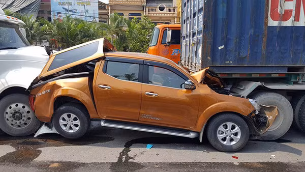 Chiếc bán tải bẹp dúm sau tai nạn. Ảnh: Nguyễn Hữu Chiến.