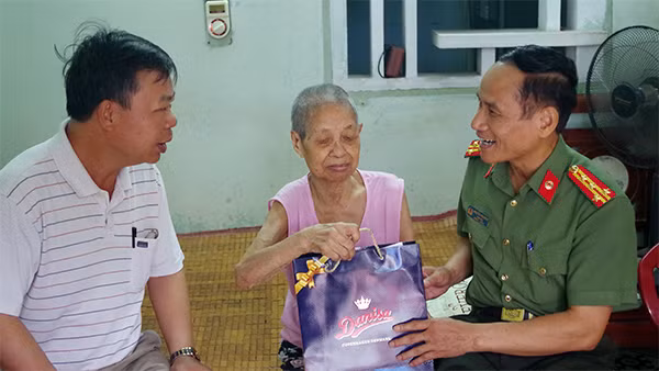 Đại tá Nguyễn Văn Minh cùng đoàn công tác Công an tỉnh Thái Bình đến thăm hỏi, động viên bà Lê Thị An.