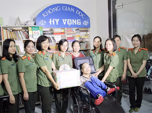 Chi hội phụ nữ Khối trực thuộc thăm và tặng 60 sách cho "Không gian đọc Hy vọng" Đỗ Hà Cừ