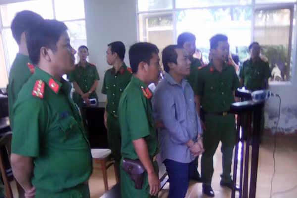 Bị cáo Nguyện (đi dép lê), trước vành móng ngựa.