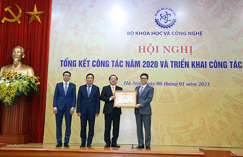 Phó Thủ tướng Vũ Đức Đam trao bằng khen của Thủ tướng ghi nhận đóng góp của Bộ Khoa học và Công nghệ.