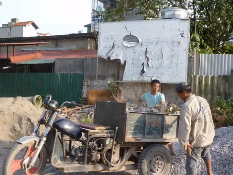 Hoạt động xây dựng và vận chuyển nguyên vật liệu gây ô nhiễm nghiêm trọng.