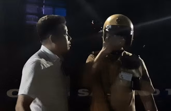 Cảnh sát giao thông tỉnh Bình Dương bị người vi phạm lăng mạ, ngăn cản thực thi công vụ.