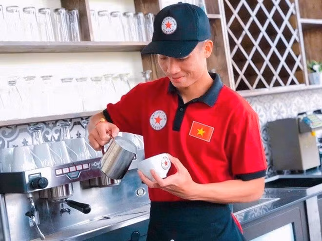 Trung vệ Bùi Tiến Dũng mở quán café. Ảnh: fbnv