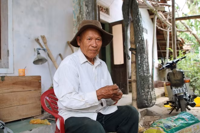 Ngày ngày, ông Quýt lặng lẽ phục dựng lại mô hình bờ xe nước sông Trà.