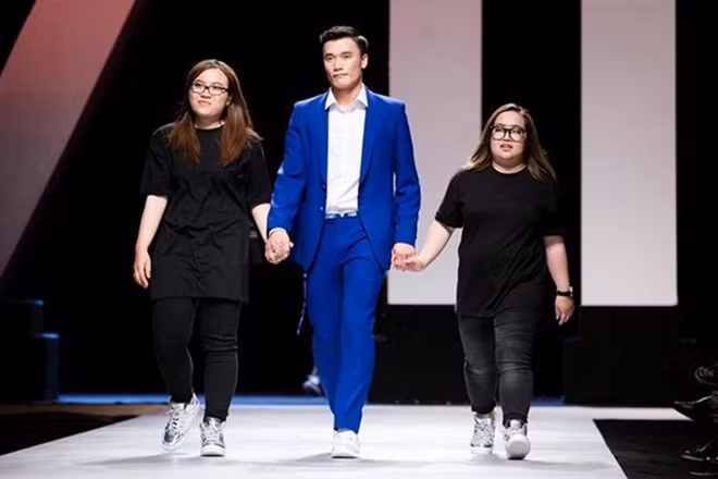 Thủ thành Bùi Tiến Dũng trên sàn Catwalk. Ảnh: Nguyễn Thành.