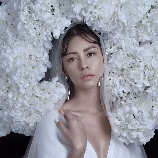 Bùi Lan Hương “phái sinh” ca khúc “Mưa hồng” của nhạc sĩ Trịnh Công Sơn và “Dư âm” của nhạc sỹ Nguyễn Văn Tý gây tranh cãi.