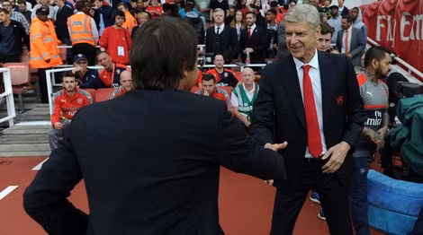 Arsene Wenger luôn nhận được sự kính trọng tuyệt đối từ những người đồng nghiệp ít tuổi như Antonio Conte.