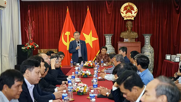 Bộ trưởng Tô Lâm nói chuyện với cán bộ, nhân viên Đại sứ quán. Bộ trưởng Tô Lâm nói chuyện với cán bộ, nhân viên Đại sứ quán.