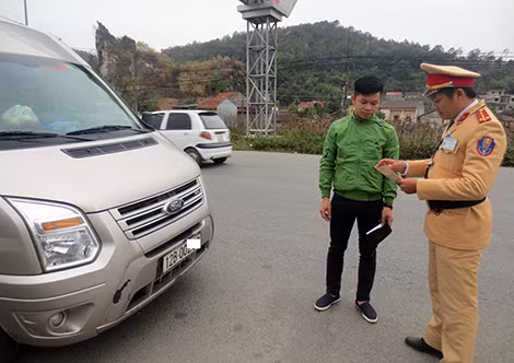 Thường xuyên tuyên truyền, nhắc nhở tài xế không tiếp tay cho các hành vi vi phạm giao thông.