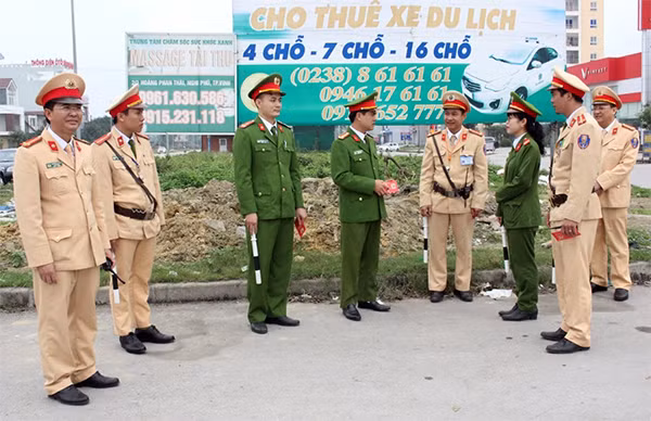Lãnh đạo Công an tỉnh động viên và lì xì chúc mừng năm mới đến các CBCS đang làm nhiệm vụ. Lãnh đạo Công an tỉnh động viên và lì xì chúc mừng năm mới đến các CBCS đang làm nhiệm vụ.