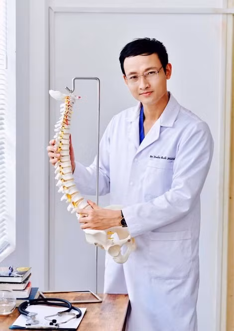 Bác sĩ Khánh luôn được đồng nghiệp tin yêu.
