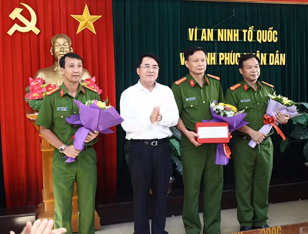 Đồng chí phó chủ tịch thường trực UBND Thành phố trao thưởng cho các đơn vị phá án